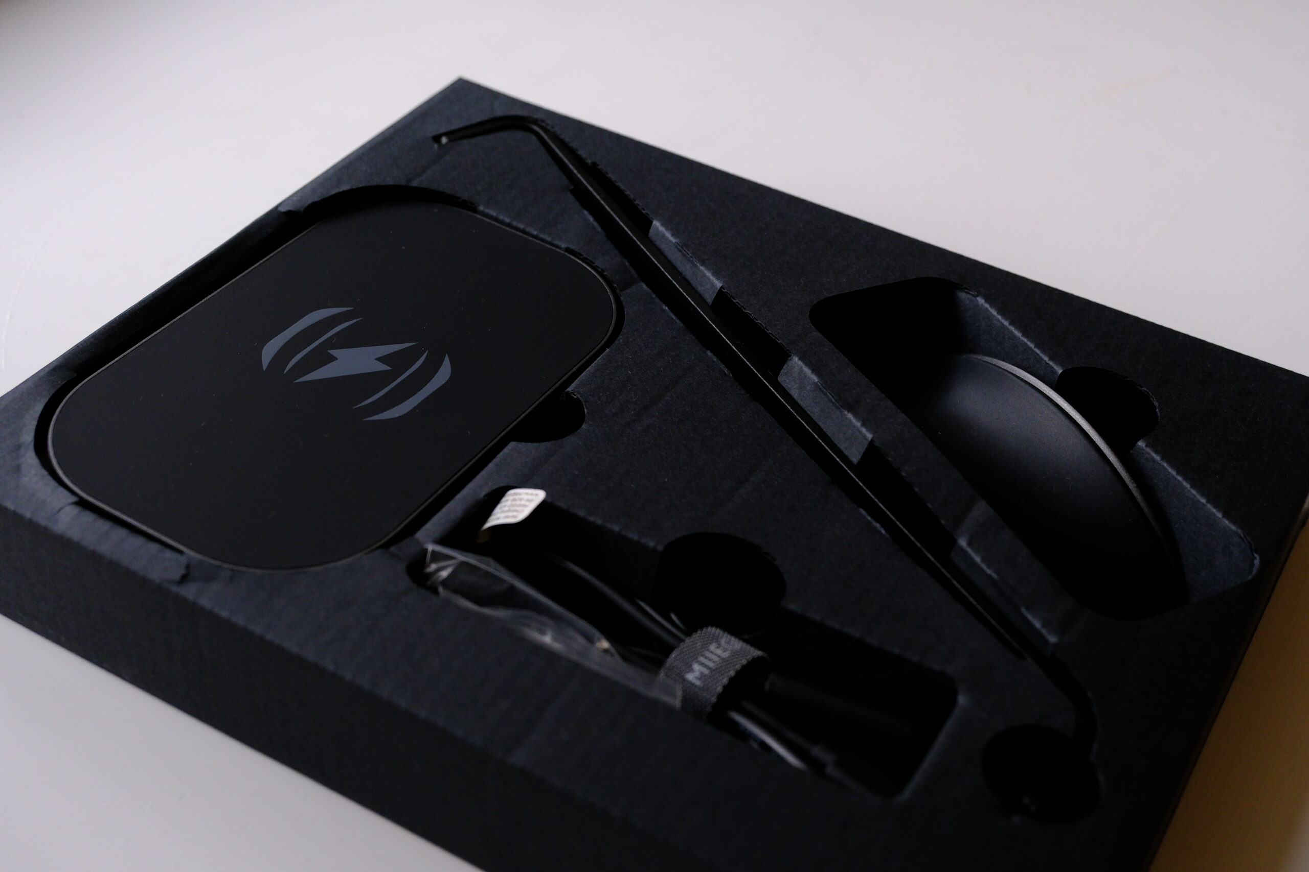 MIIEGO CHARGE DE:LUXE 50 - Deluxe Høretelefonstander med trådløs oplader - Kasse og etui 03