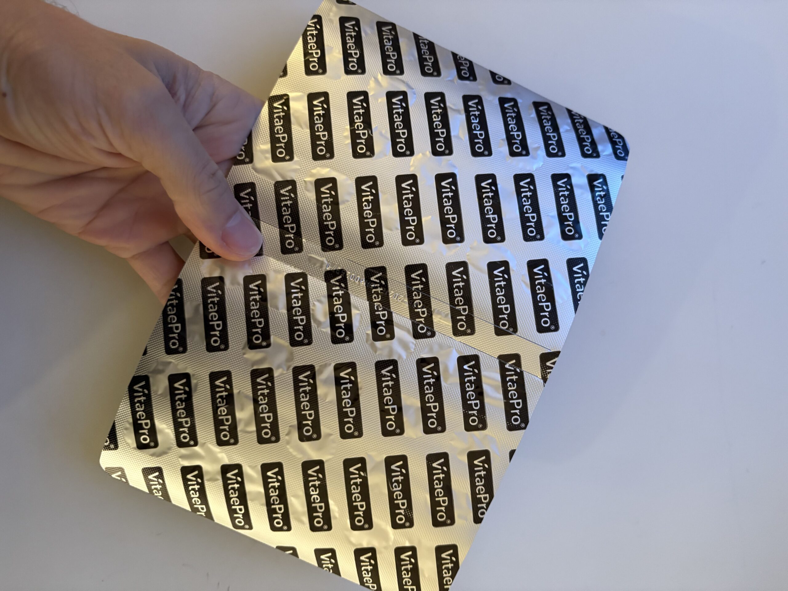 Hånd holder et vitaminark