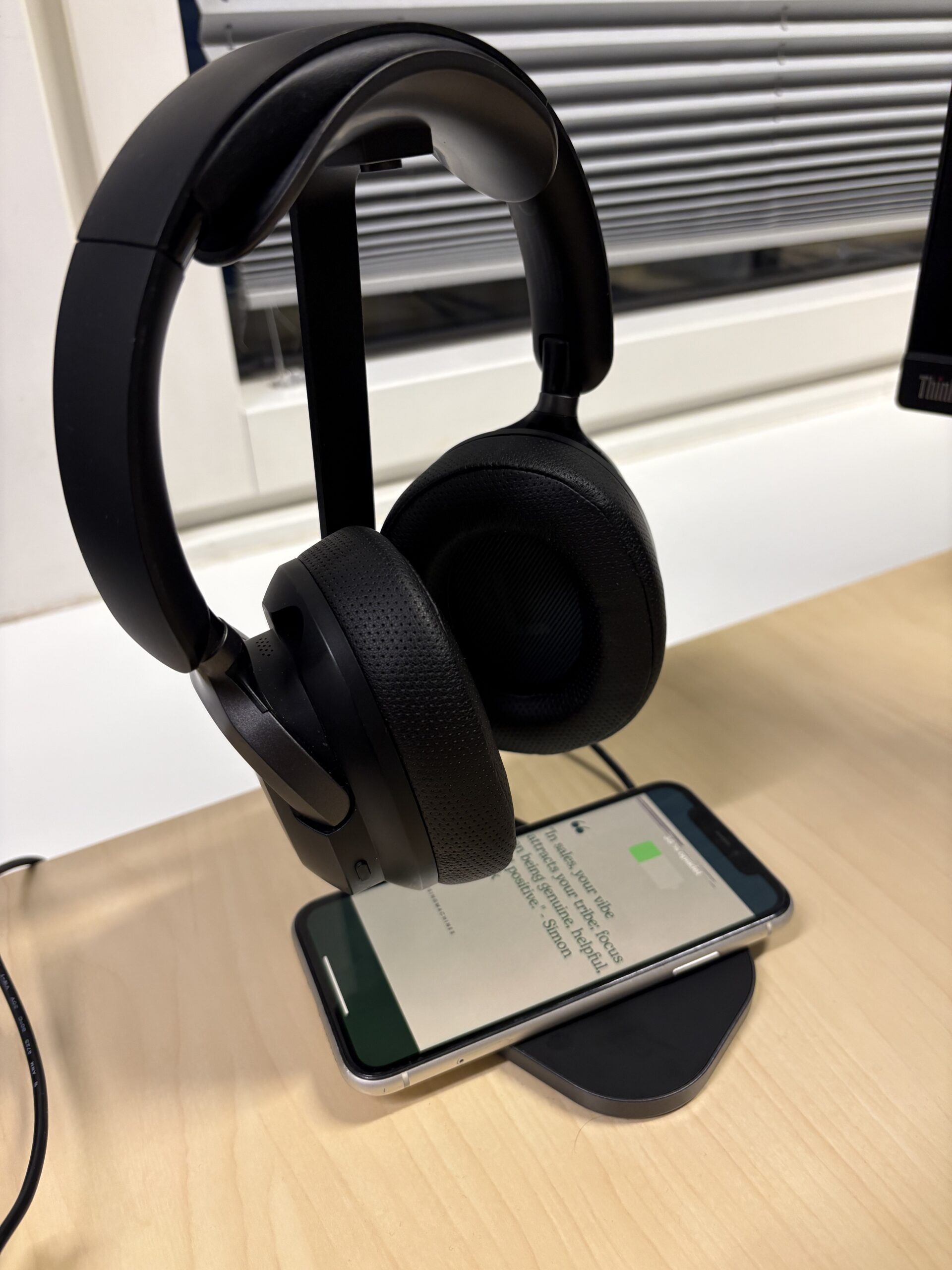 miiego-charge-de-luxe-50-paa-bord-med-headset