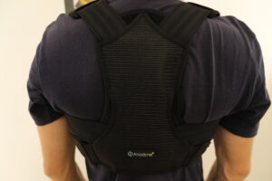 Anodyne-Skulderstøtte-Premium-paa-mands-ryg