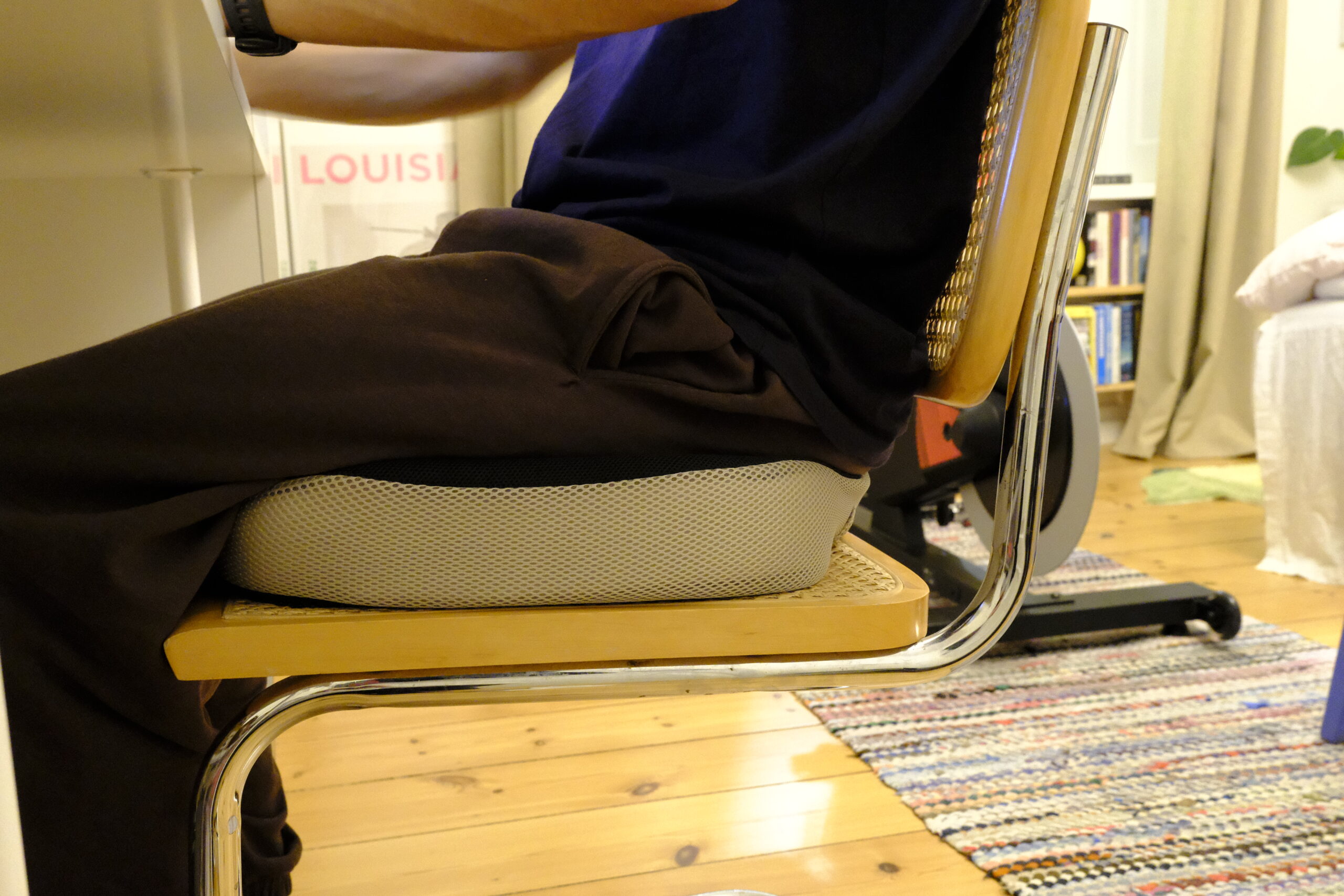 anodyne-siddepude-christian-sidder-paa-den