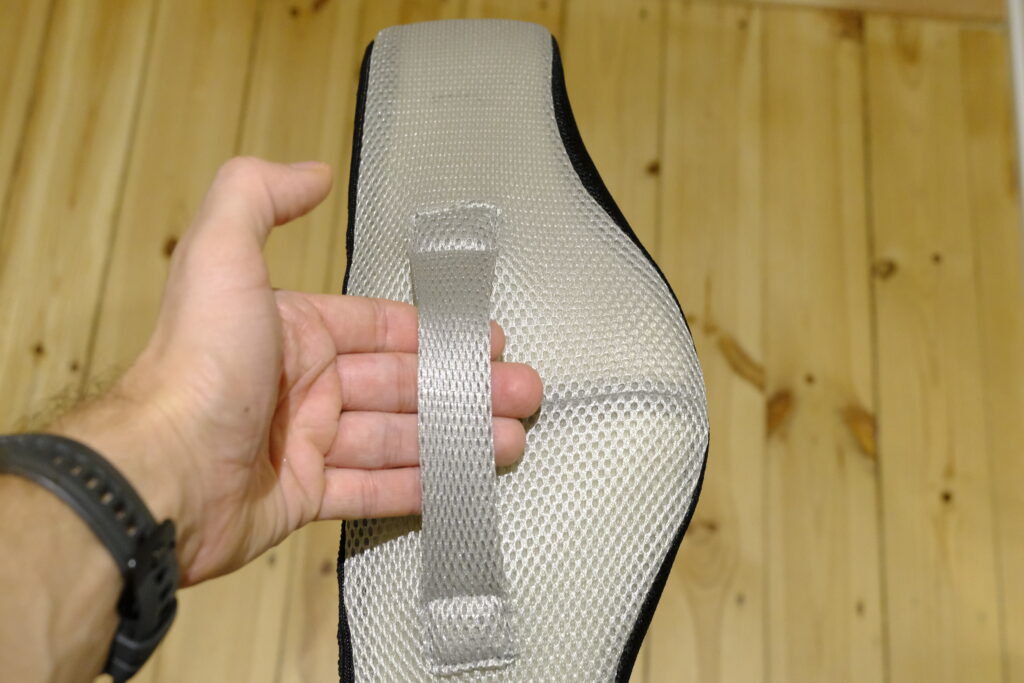 anodyne-siddepude-sort-paa-stol-04