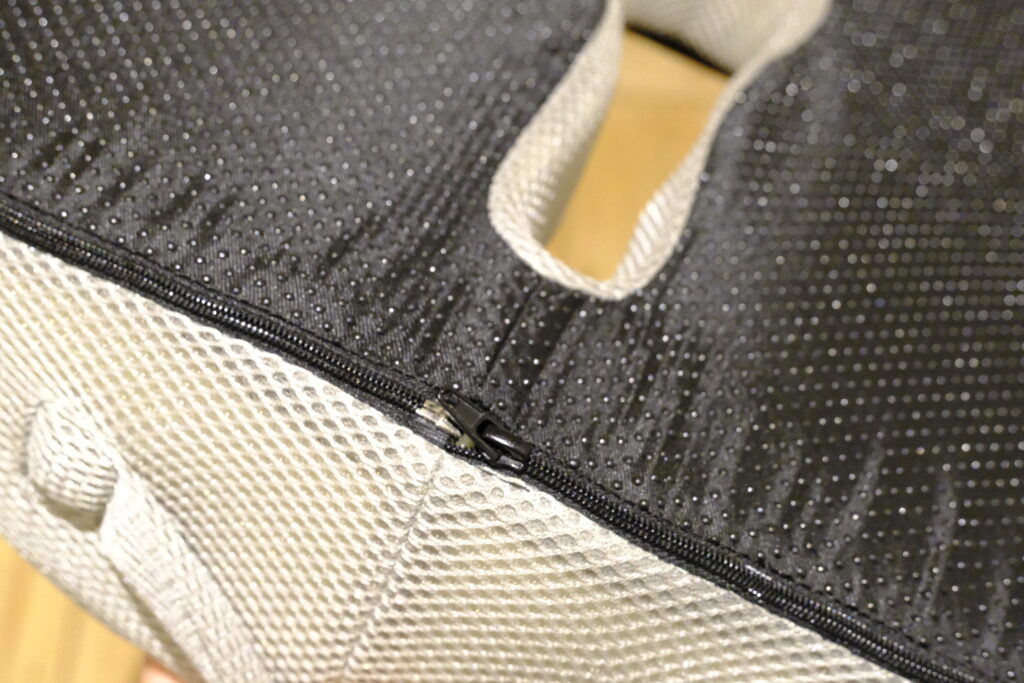 anodyne-siddepude-sort-paa-stol-05