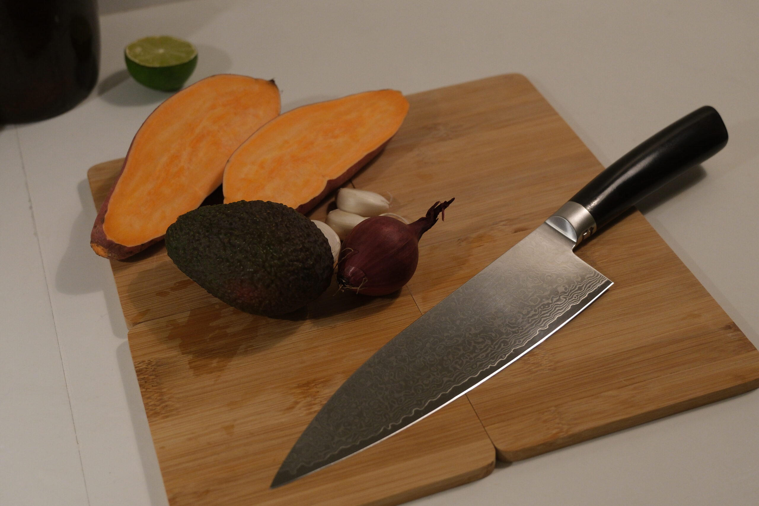 qookware-gyuto-kokkekniv-rose-paa-skaerebraet-01