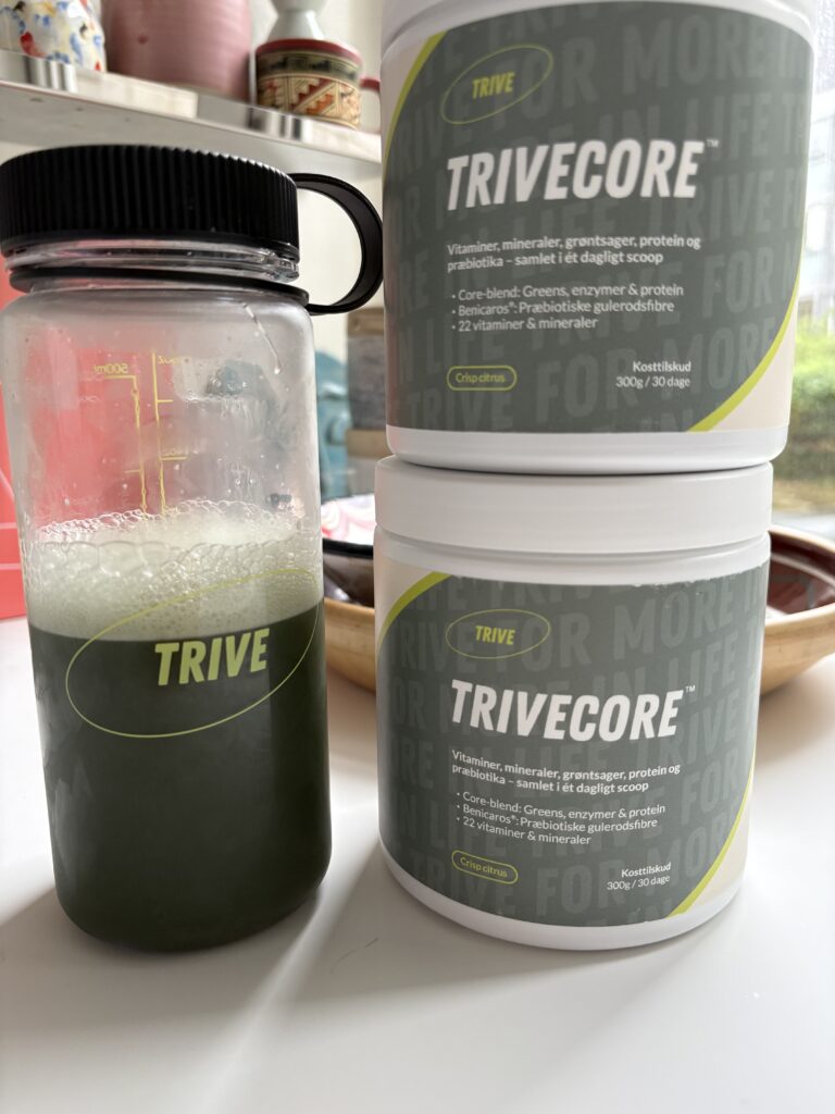 Trivecore-produkter-og-shaker-paa-bord
