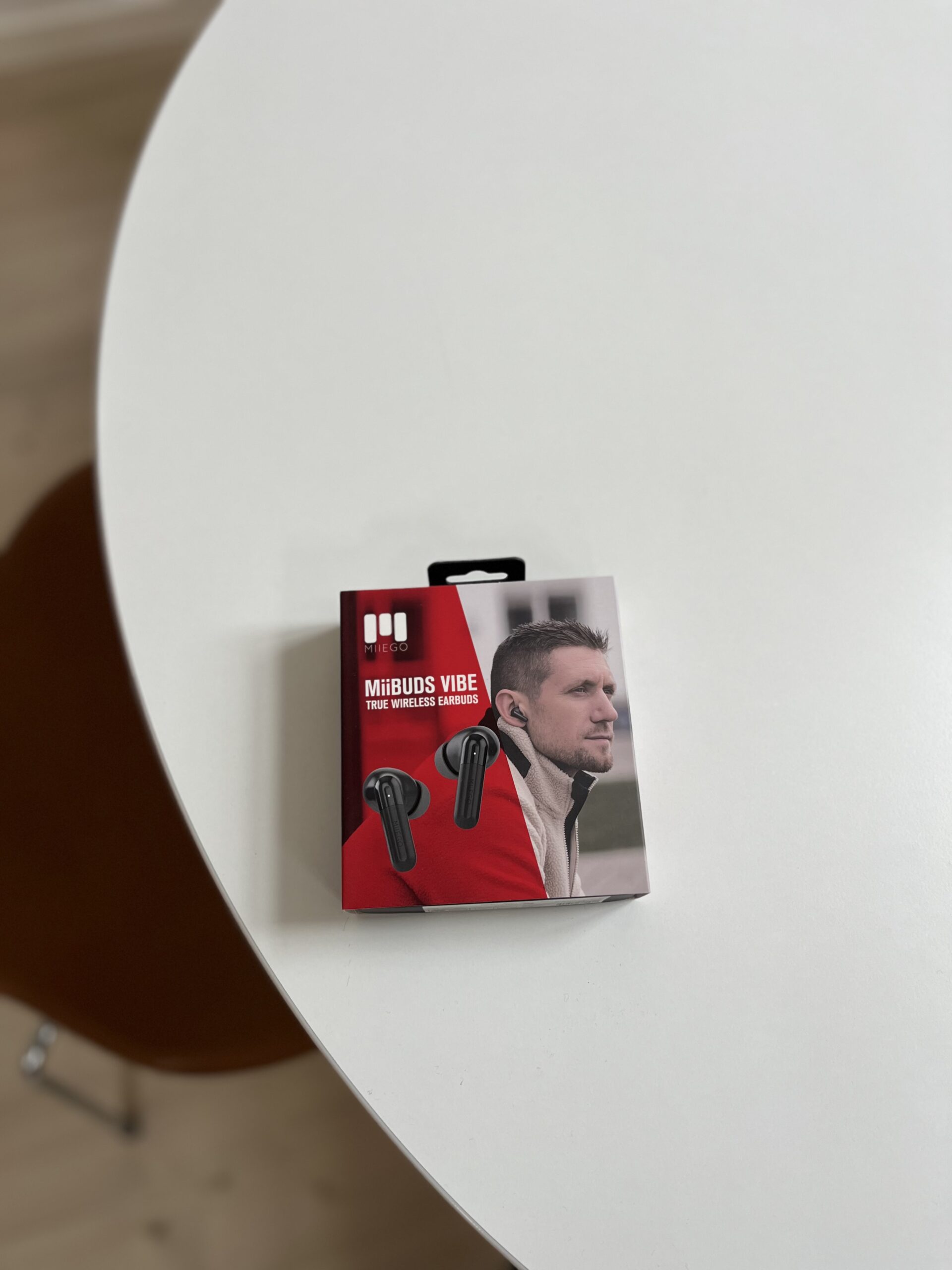 miiego-miibuds-vibe-kasse-paa-bord