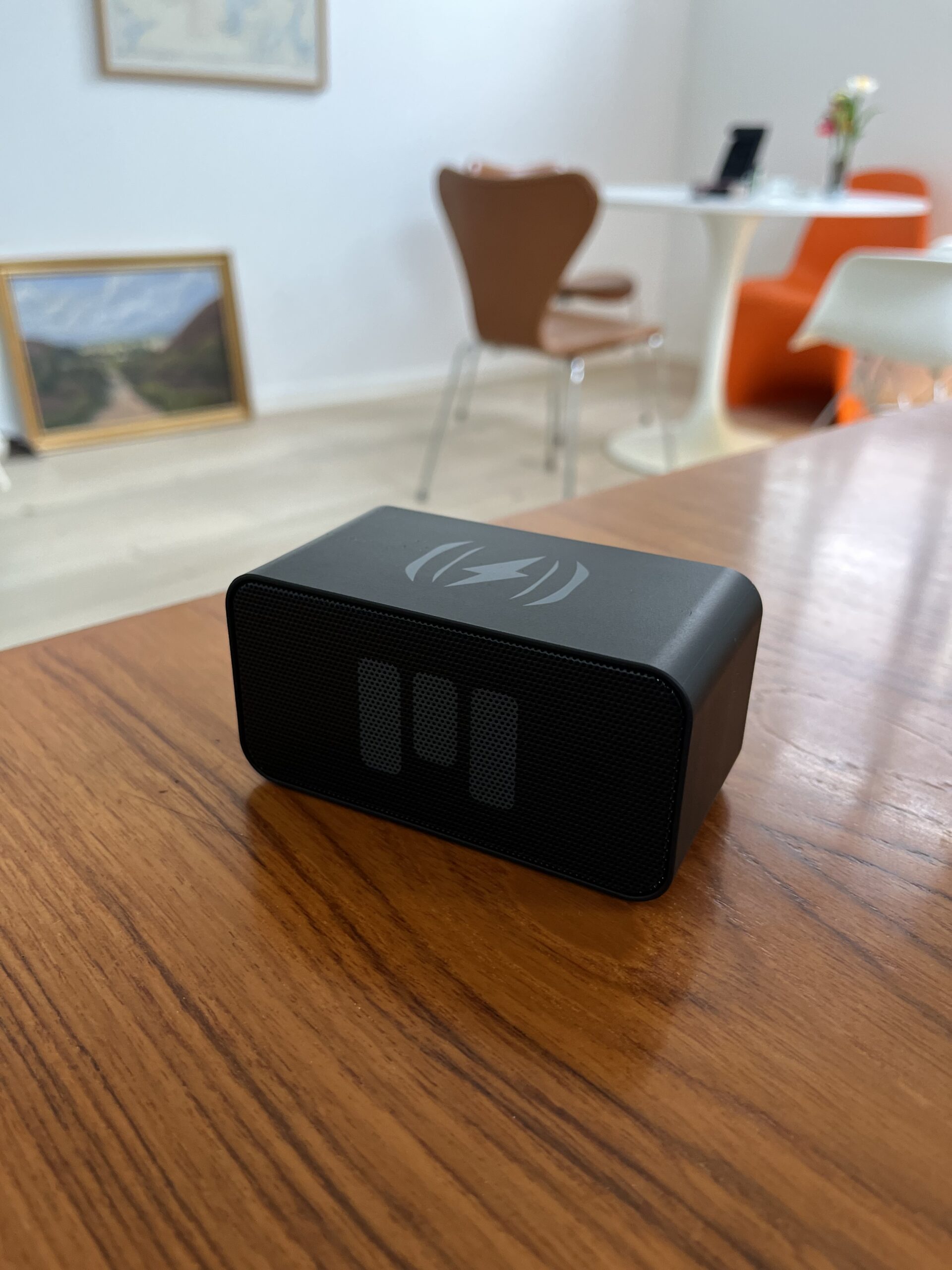 miiego-charge-and-play-mini-med-oplader-paa-bord-01