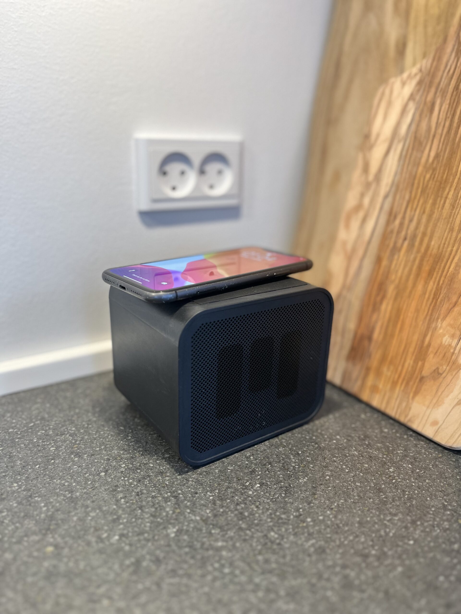 miiego-charge-and-play-reduce-med-traadloes-oplader-i-koekken