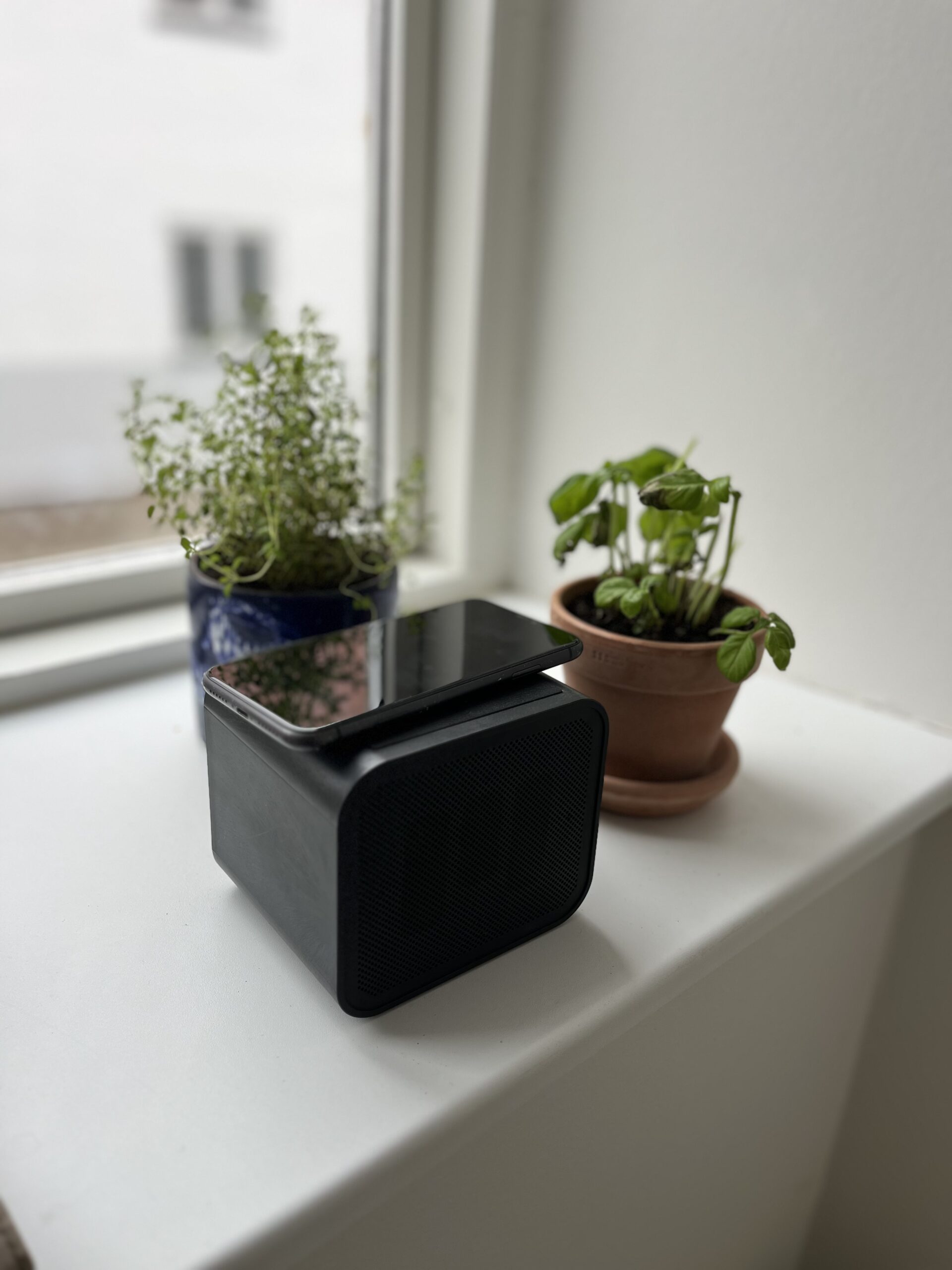 miiego-charge-and-play-reduce-med-traadloes-oplader-til-mobil