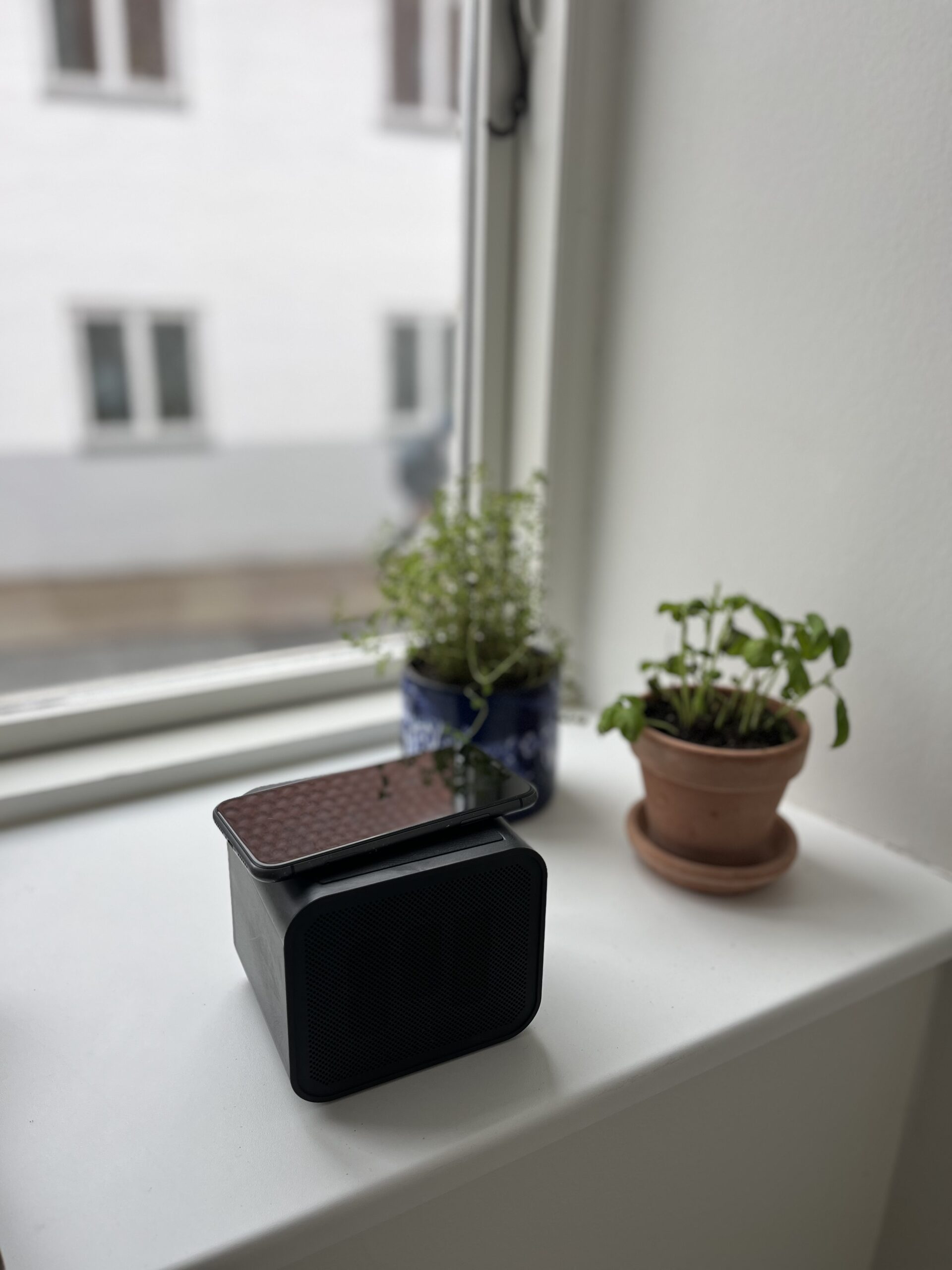 miiego-charge-and-play-reduce-med-traadloes-oplader-til-mobil-01