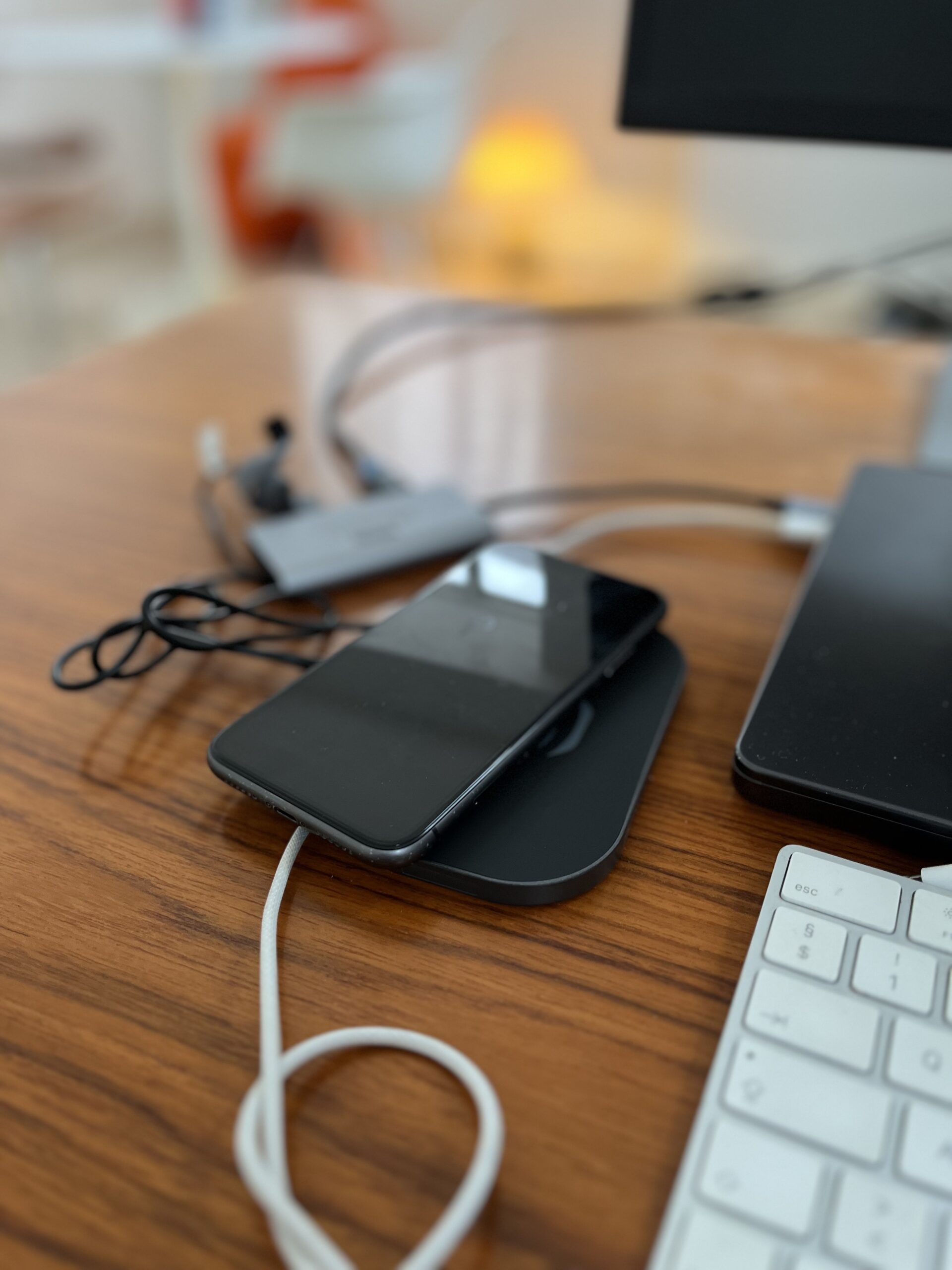 miiego-charge-de-luxe-30-traadloes-oplader-i-aluminium-telefon-der-oplader