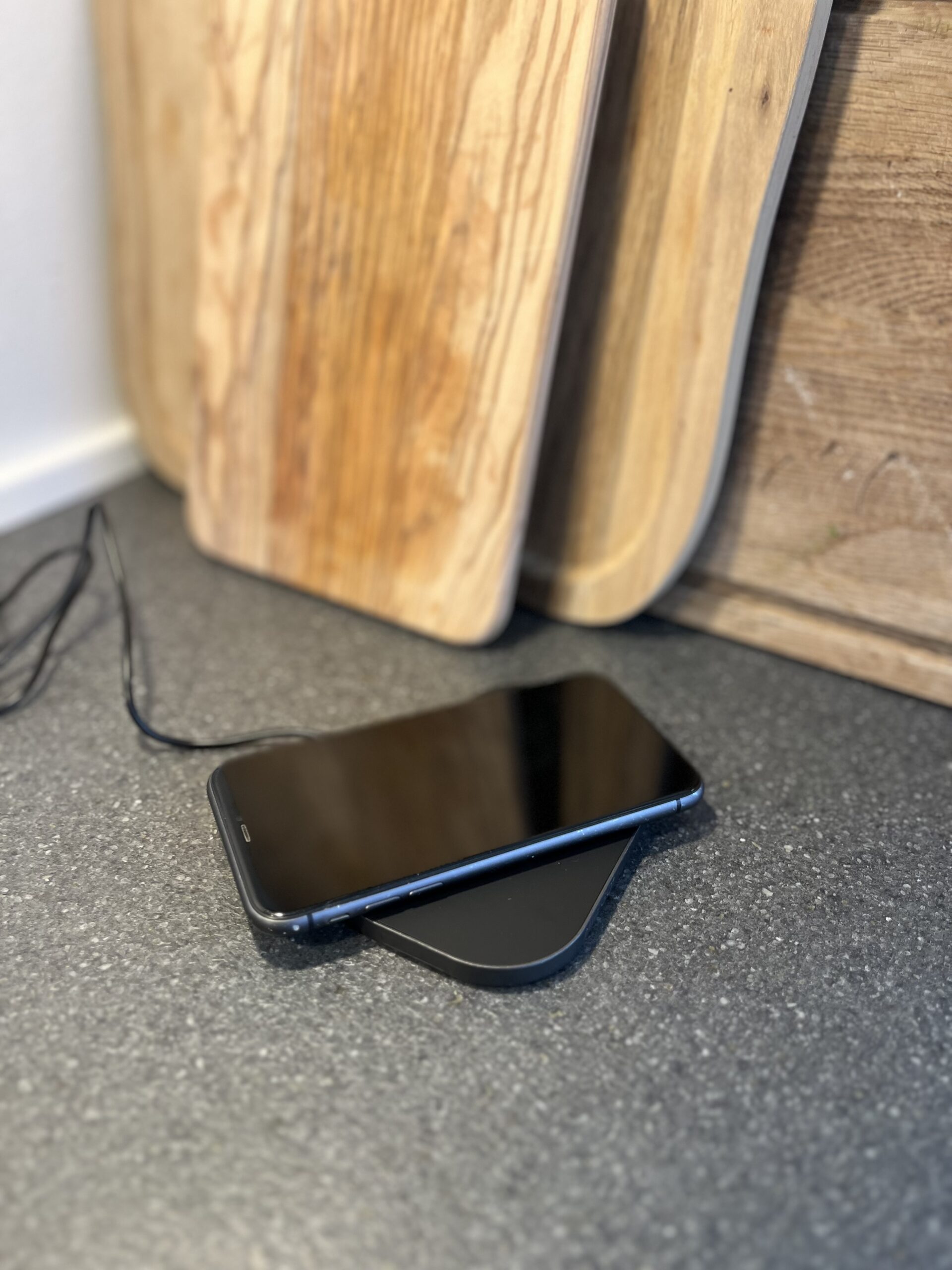 miiego-charge-de-luxe-30-traadloes-oplader-i-aluminium-telefon-der-oplader-01