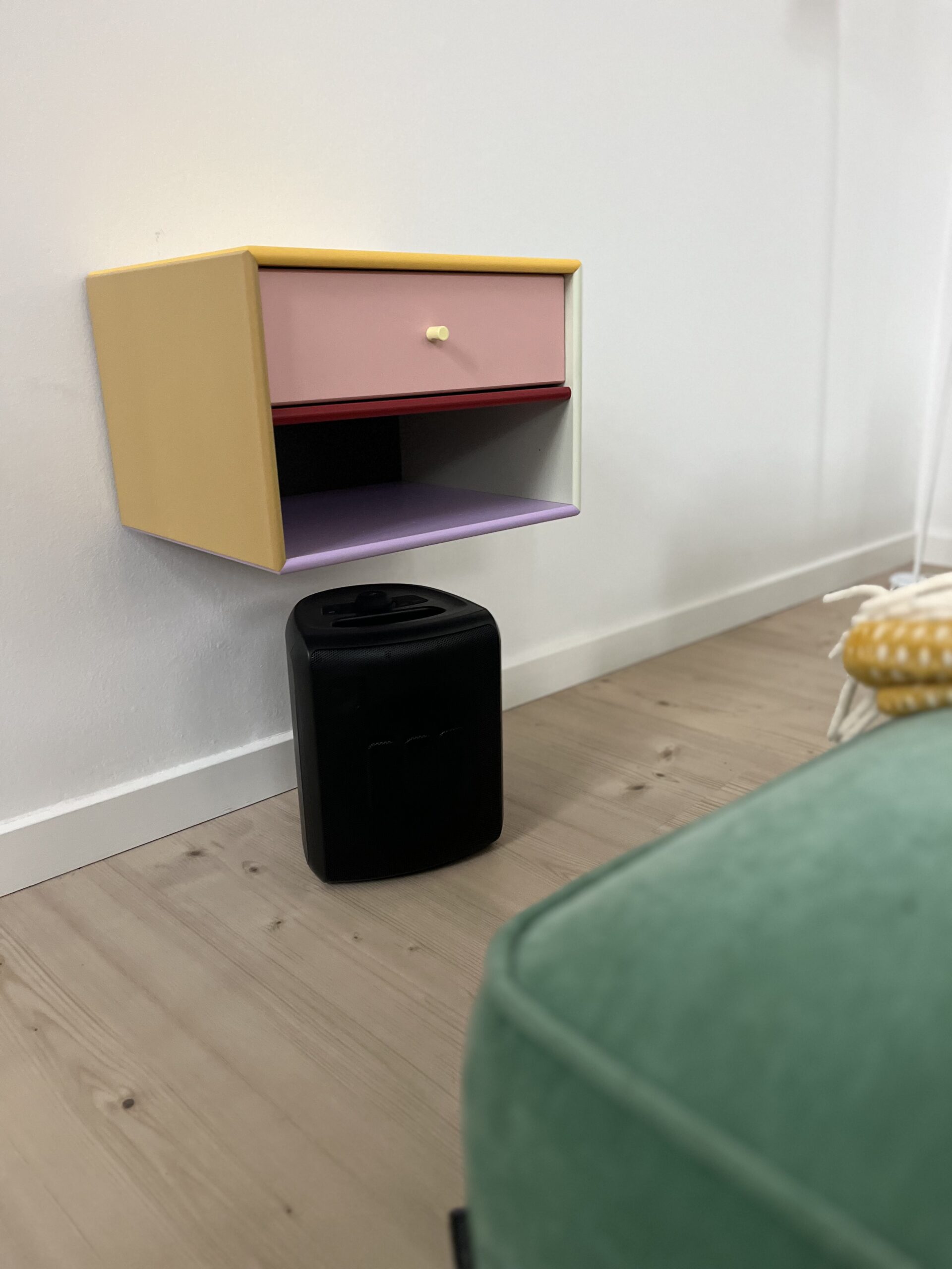 miiego-twister-hoejttaler-i-stue-paa-gulv