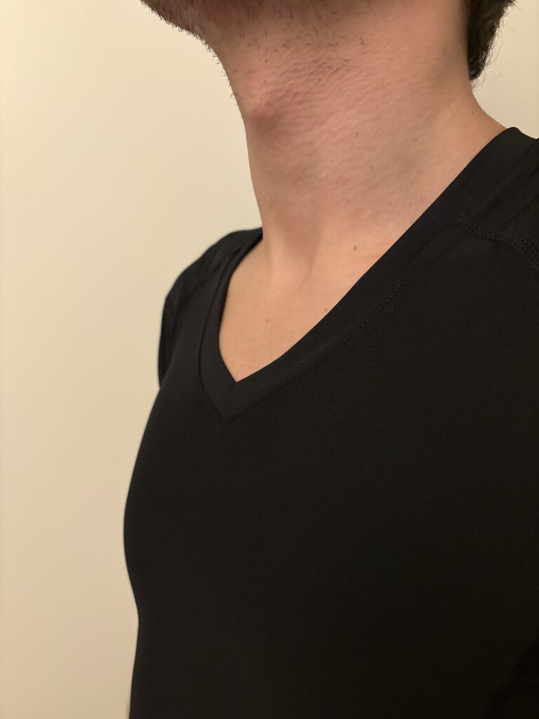 mand-med-holdningstrøje