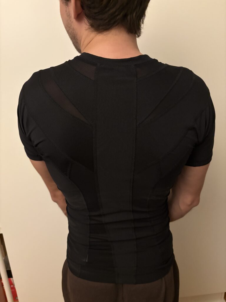 Mand-med-holdningstrøje-på-i-rum