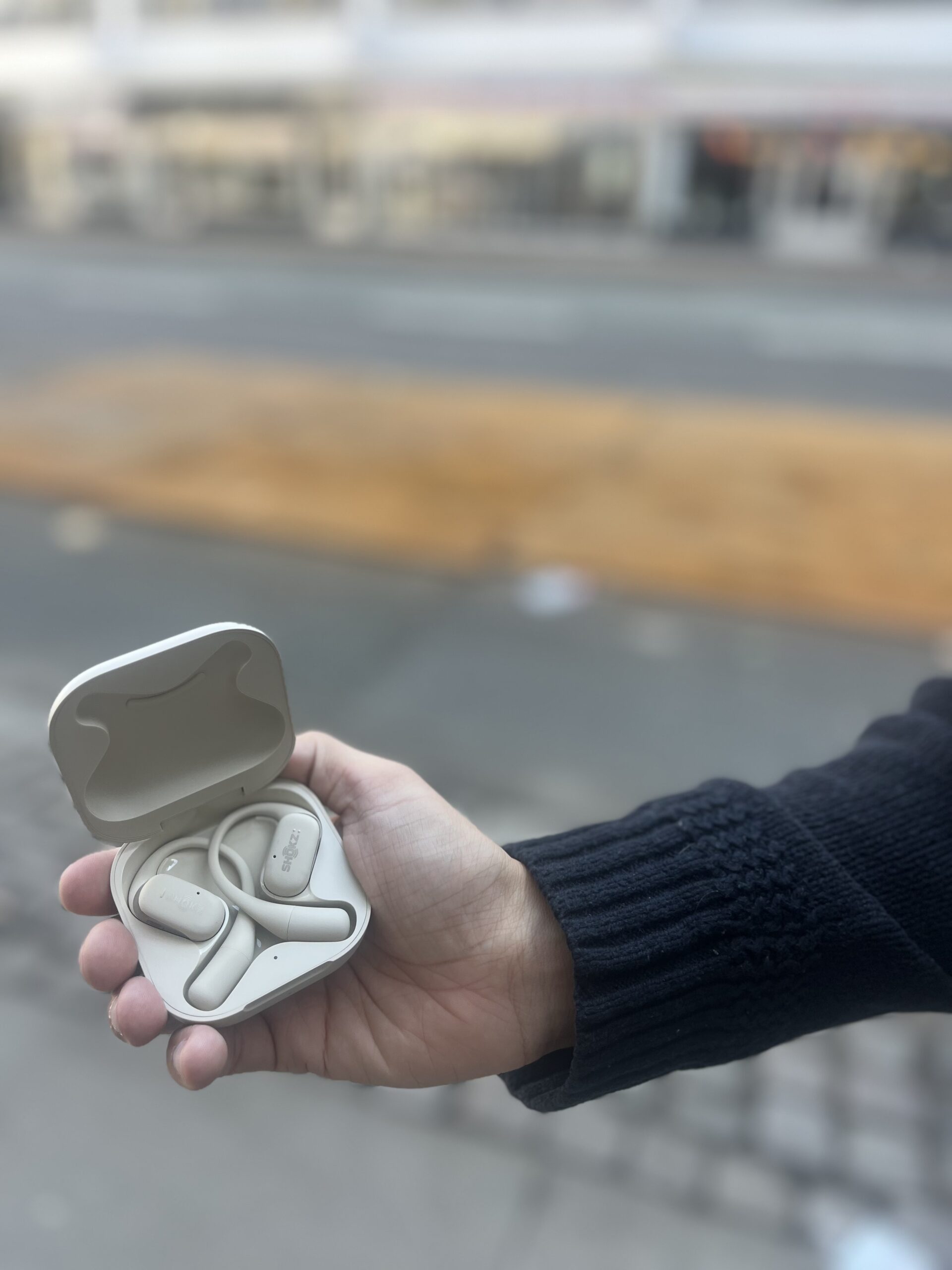 shokz-openfit-horetelefoner-beige-kasse