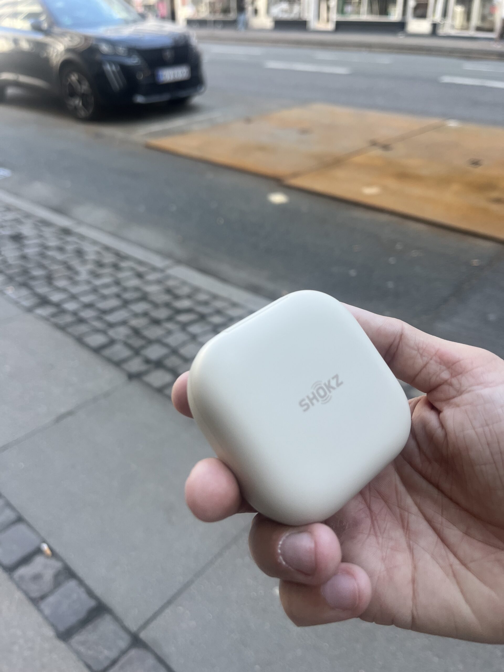 shokz-openfit-horetelefoner-beige-etui