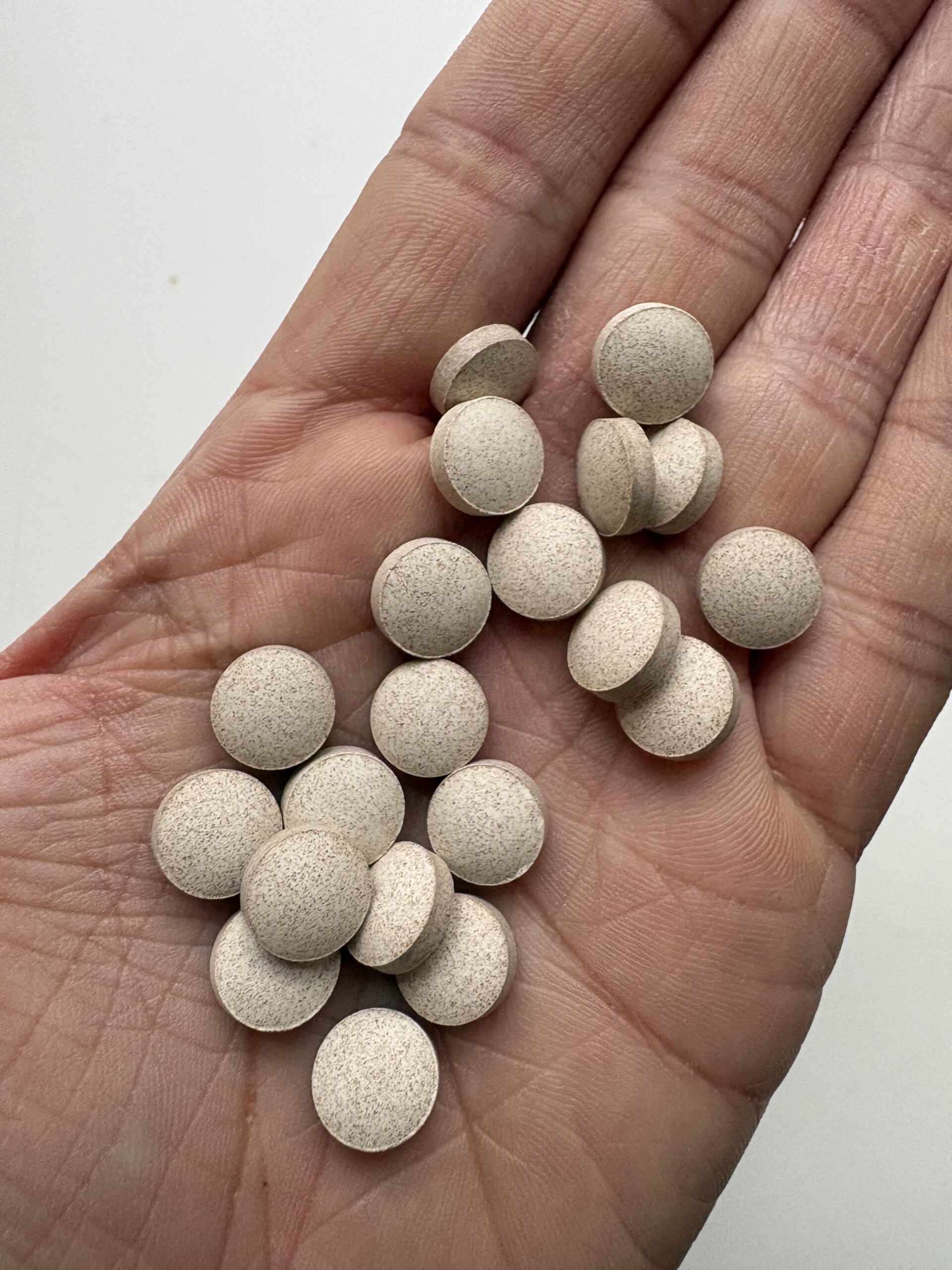 weightworld-lions-mane-mushroom-med-sort-peber-piller