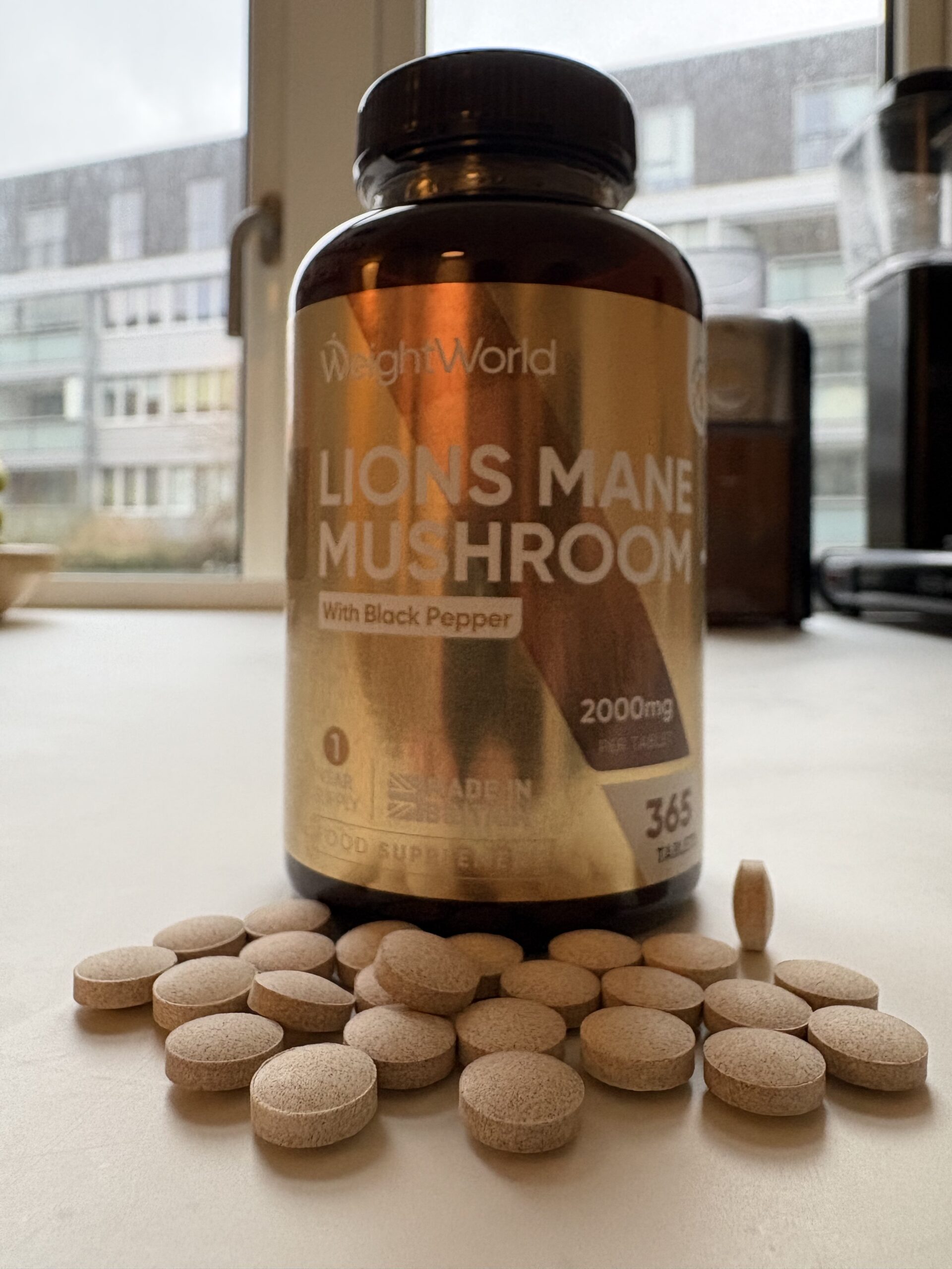 weightworld-lions-mane-mushroom-med-sort-peber-piller-og-daase