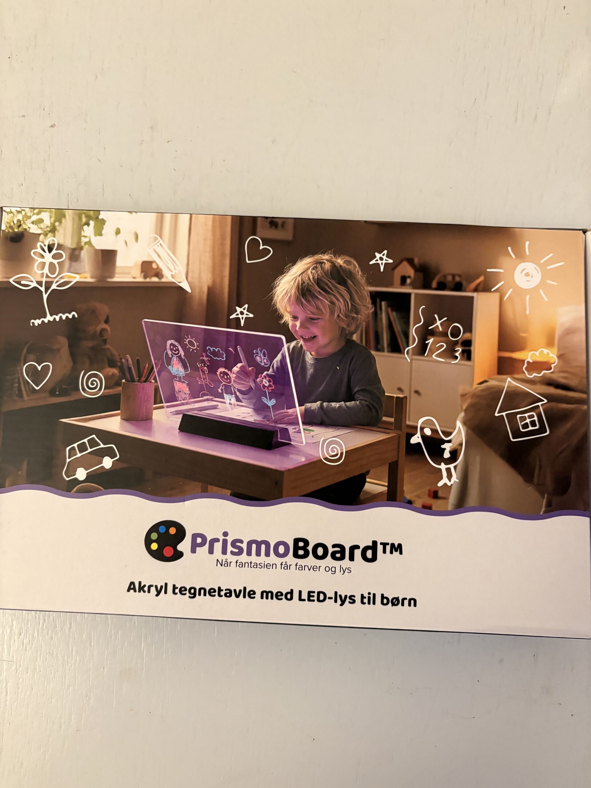prismoboard-akryl-tegnetavle-med-led-lys-til-boern-kasse