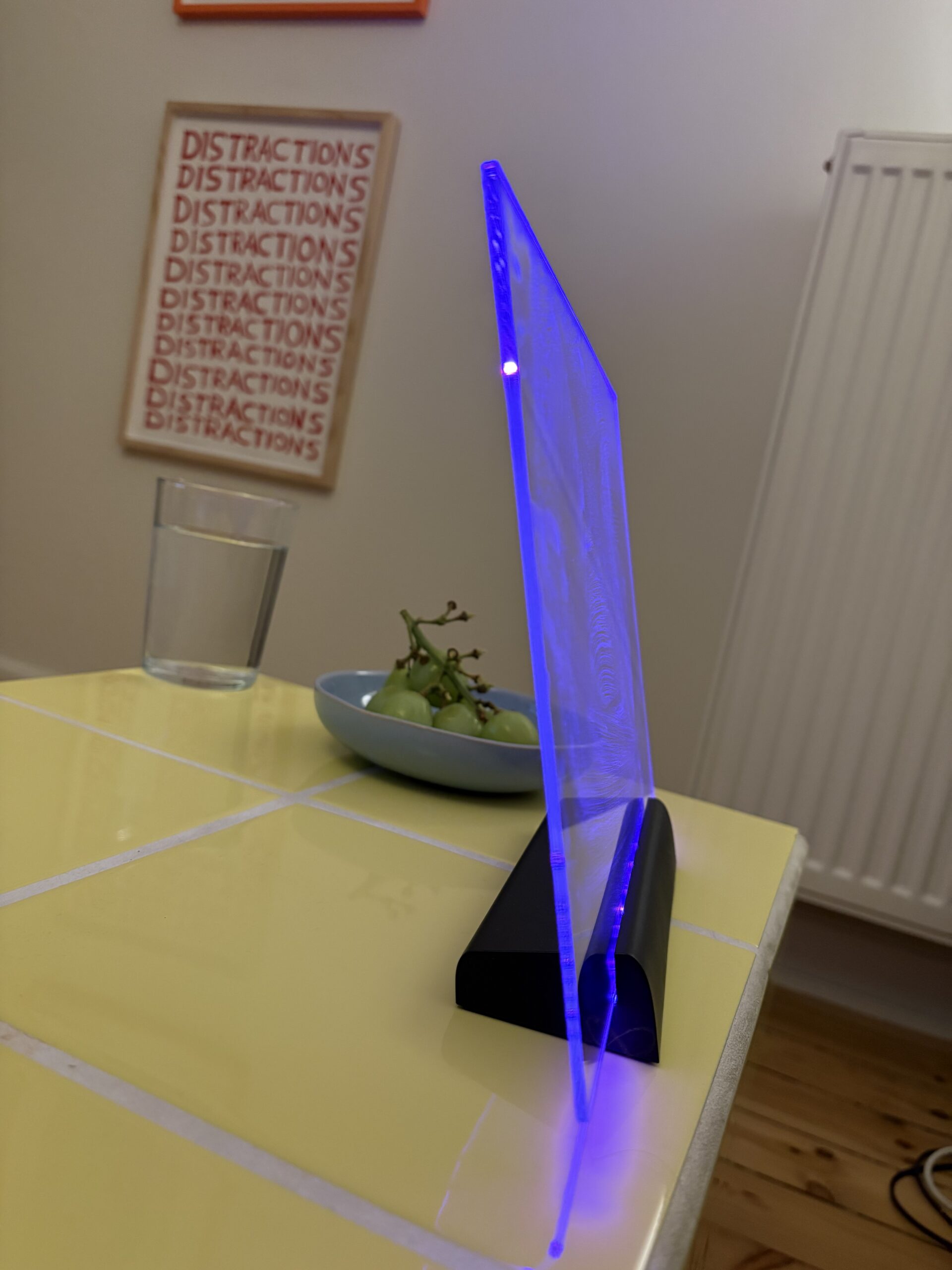 prismoboard-akryl-tegnetavle-med-led-lys-til-boern-fra-siden