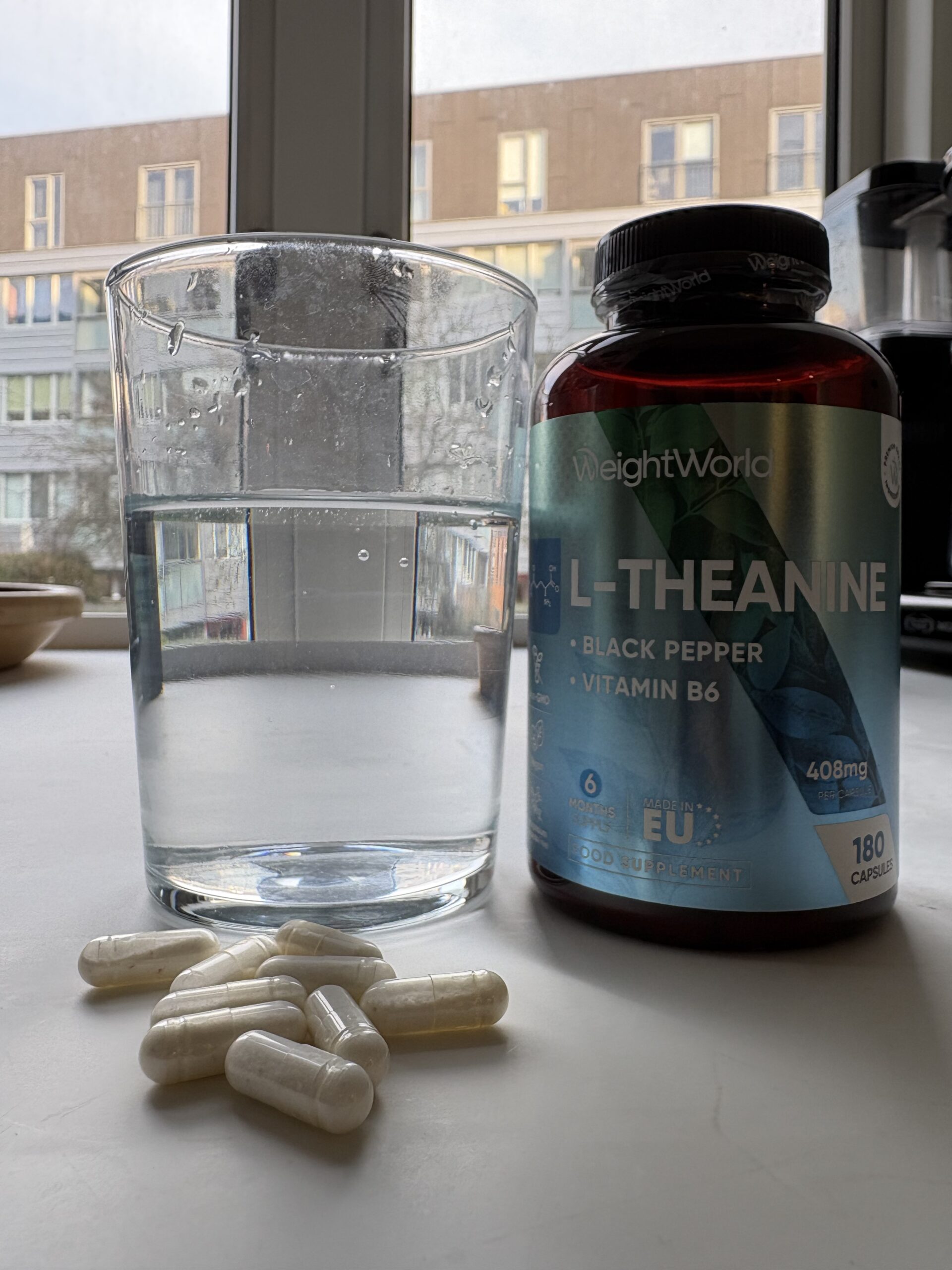 weightworld-l-theanine-med-b6-vitamin-400-g-piller-og-vand