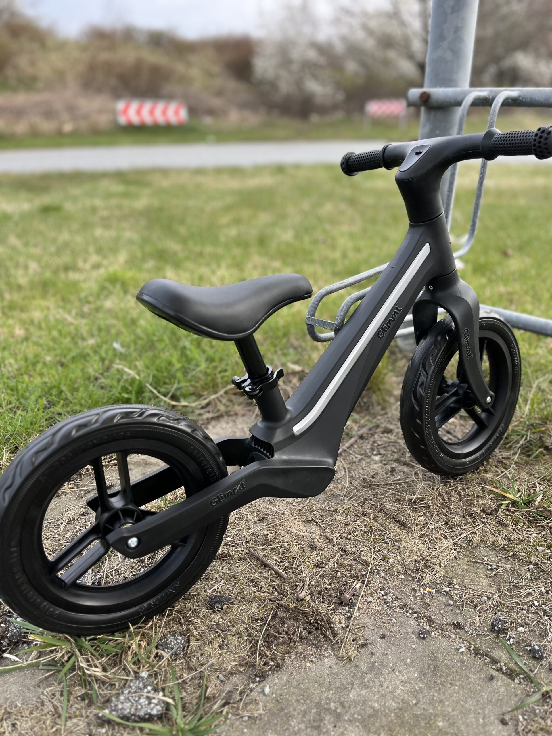 Glimmt Løbecykel med LED Lys i sort