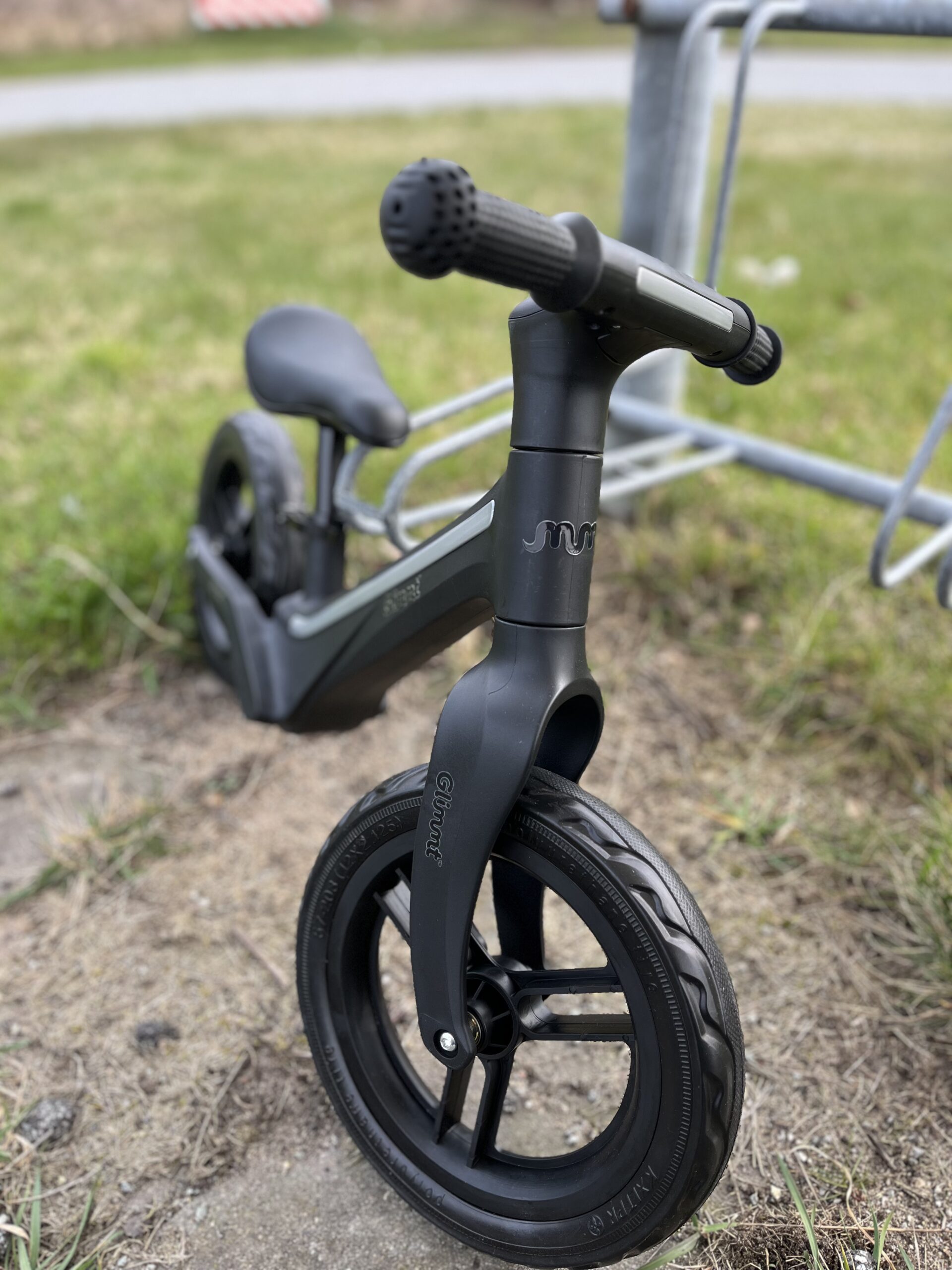 Glimmt Løbecykel med LED Lys i sort - 03