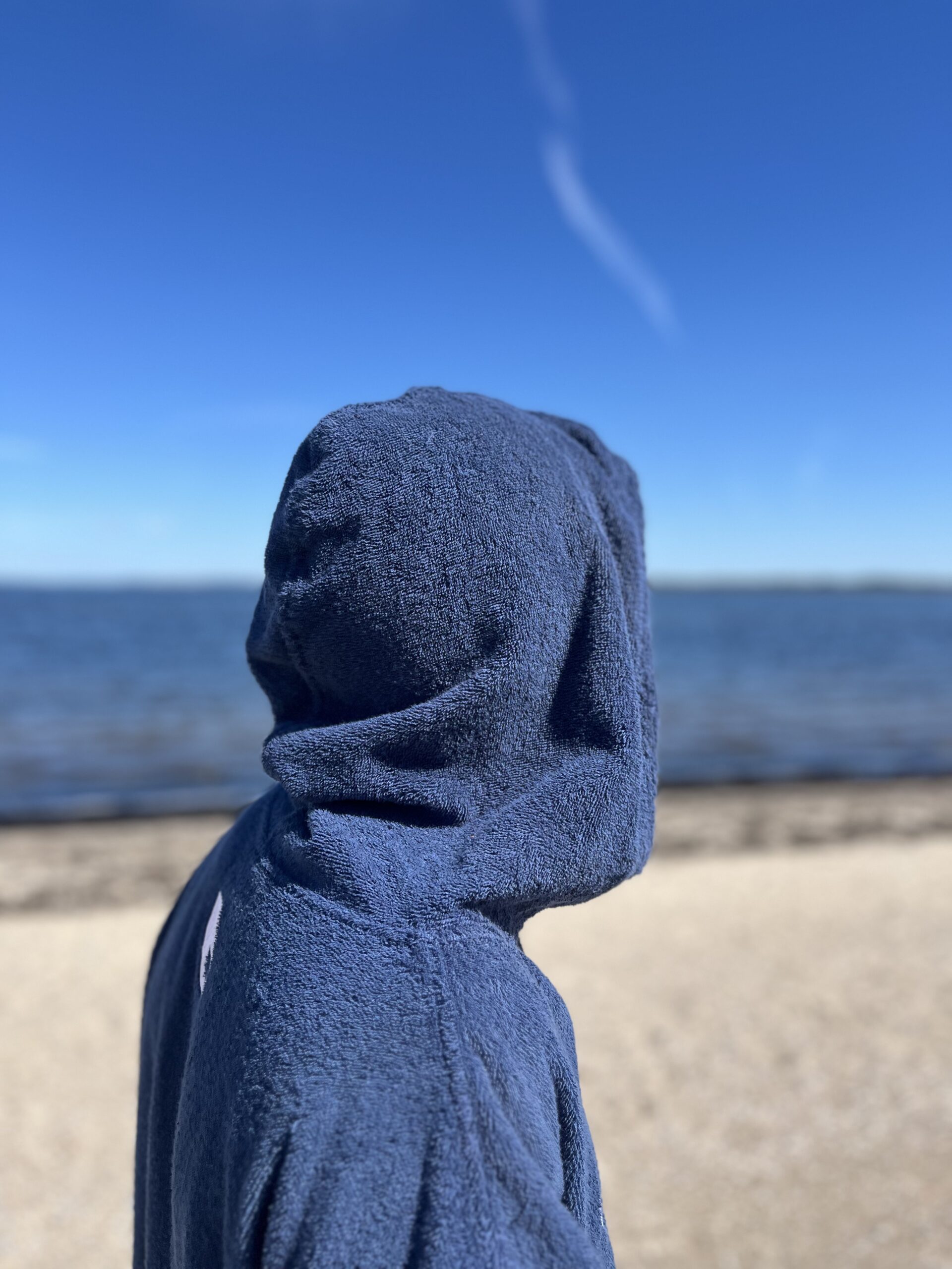 SURFMORE Ocean Badeponcho med hætte på stranden