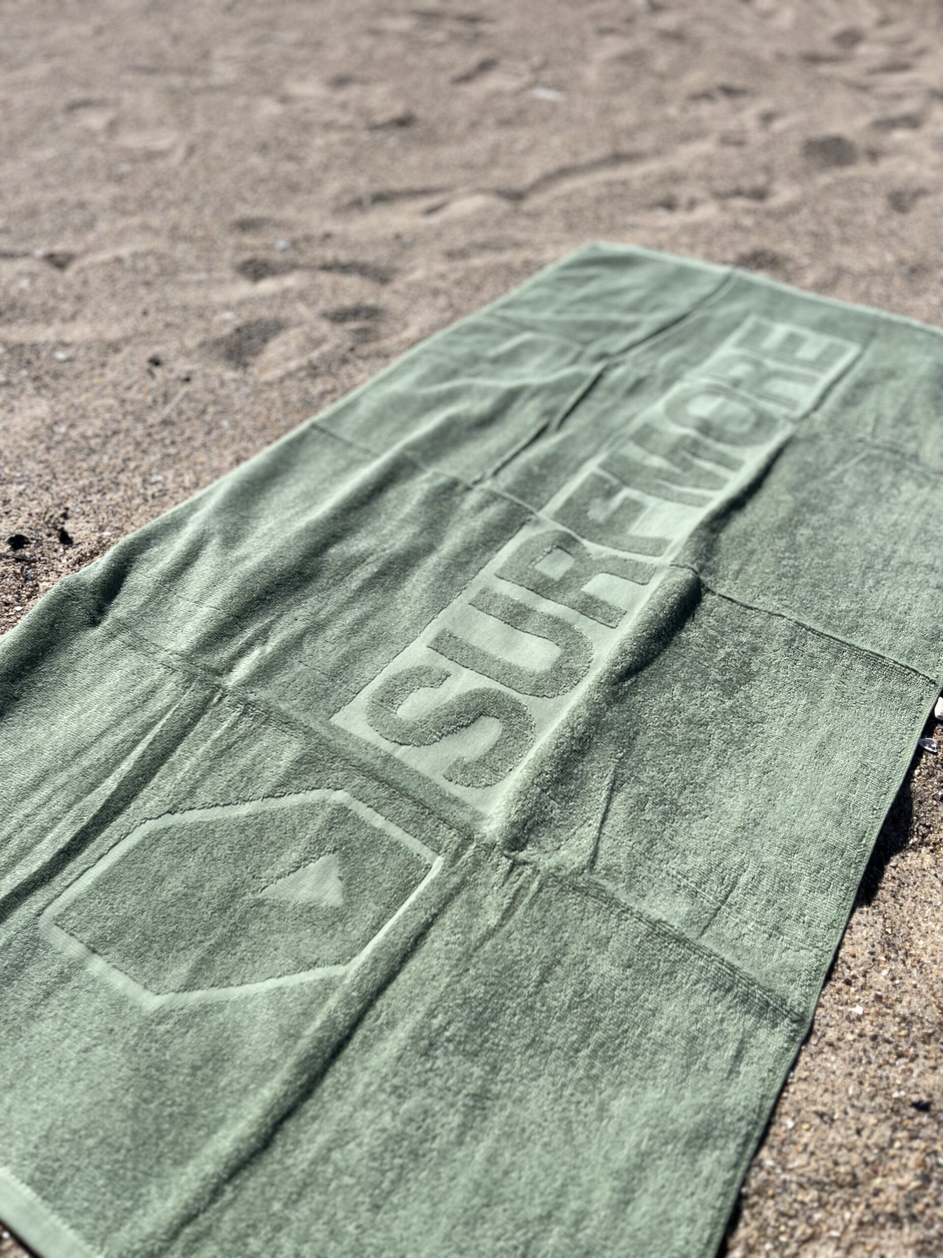 SURFMORE Ocean Håndklæde i grøn på stranden