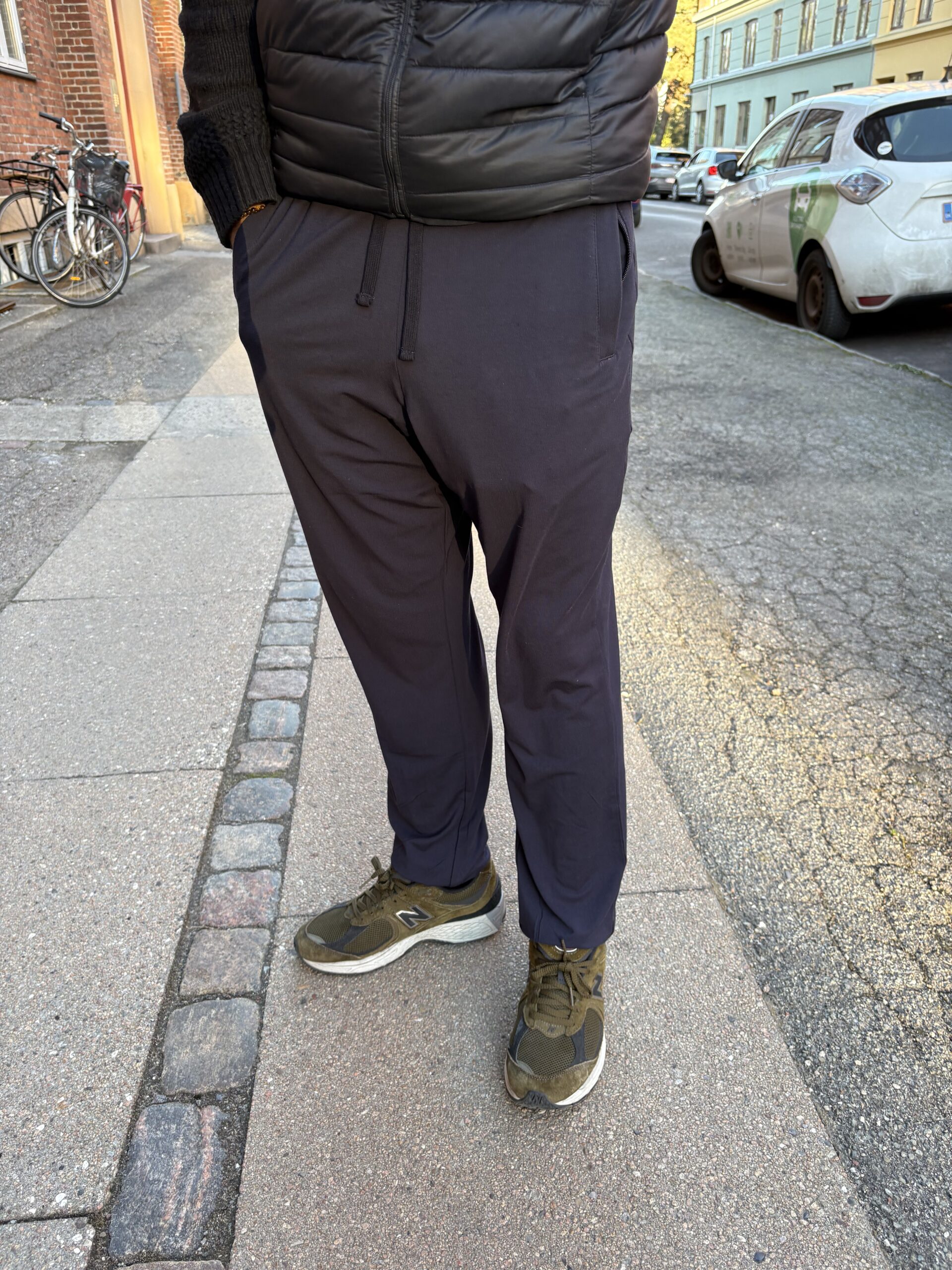 Mand-med-Bambus-Joggingbukser-paa