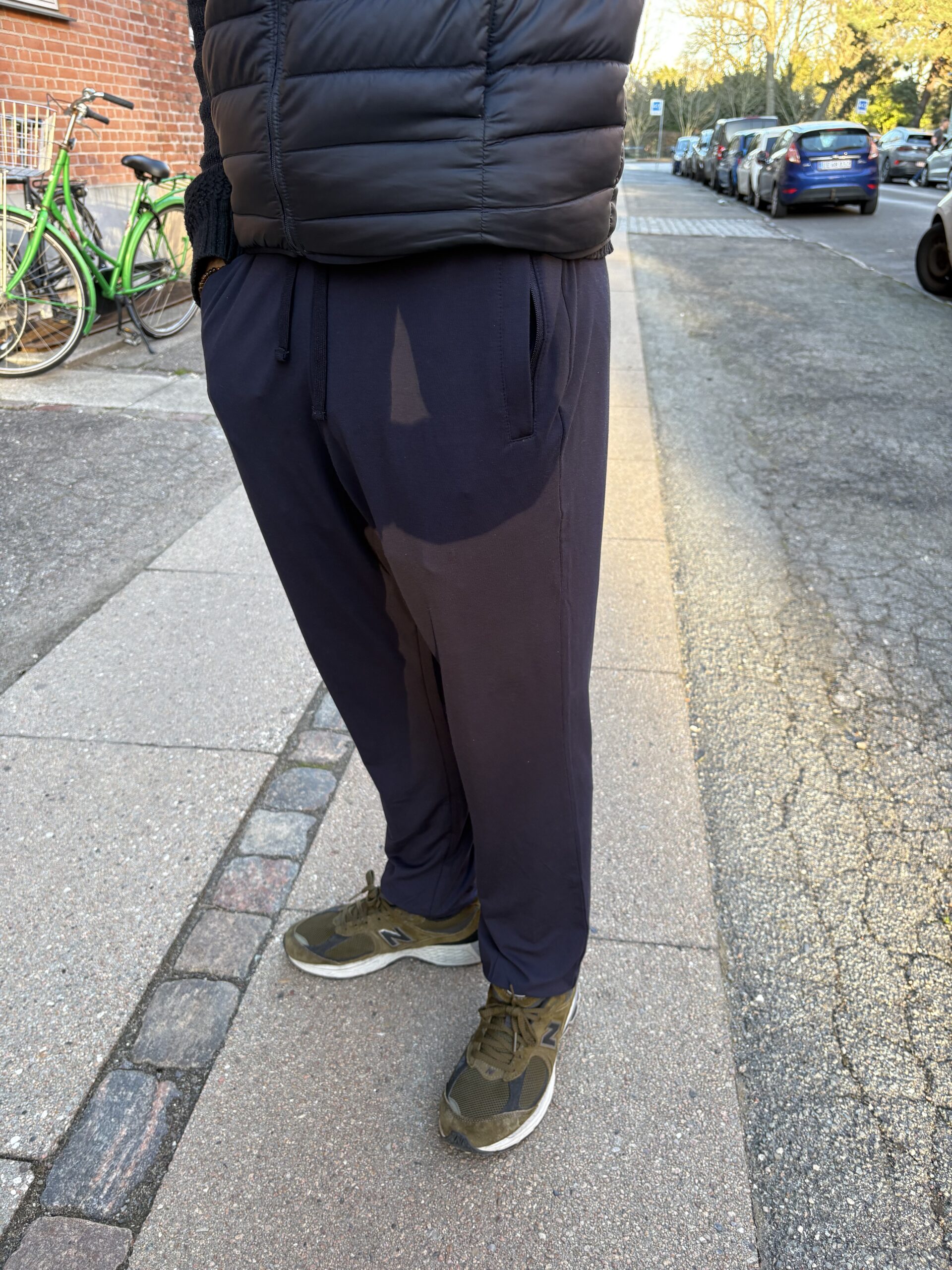 Mand-med-Bambus-Joggingbukser-paa