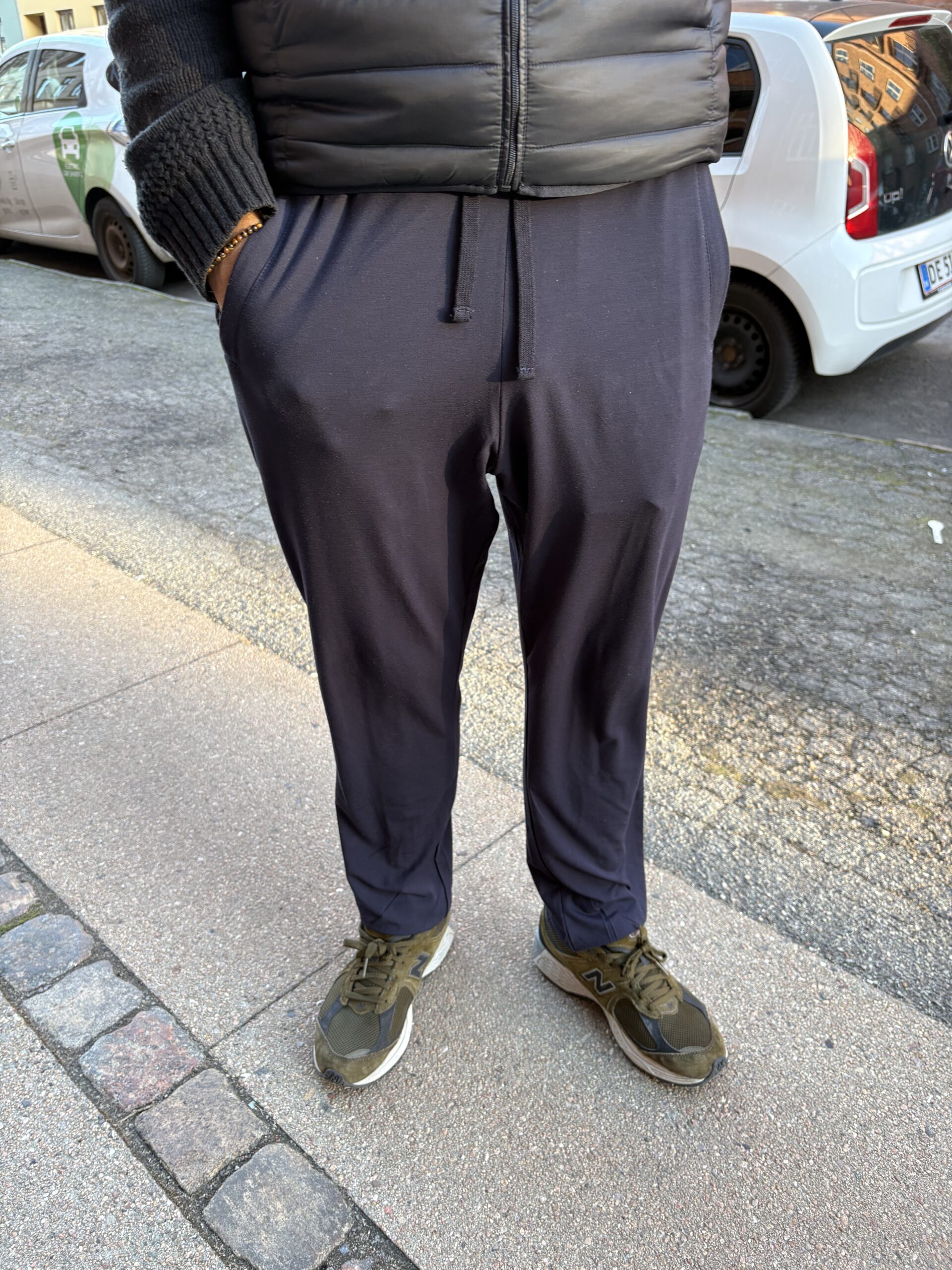 Mand-med-Bambus-Joggingbukser-paa