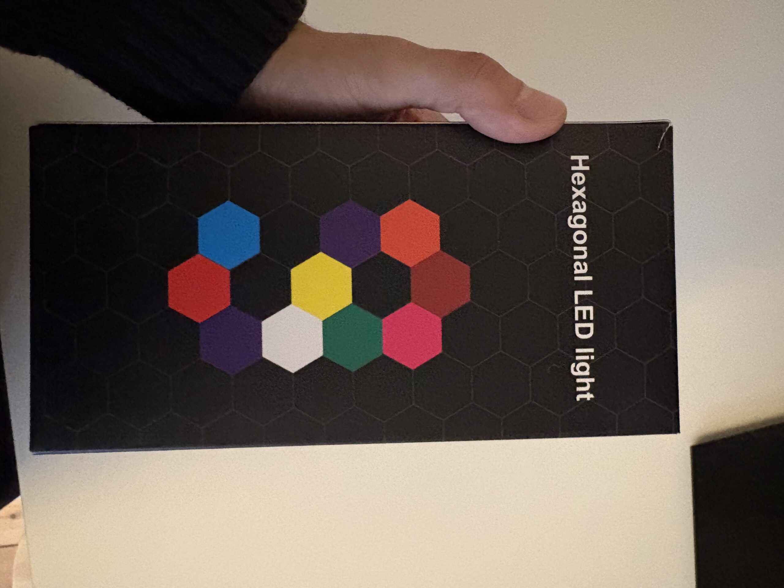 Hexagon-LED-vaeglampe-i-pakke