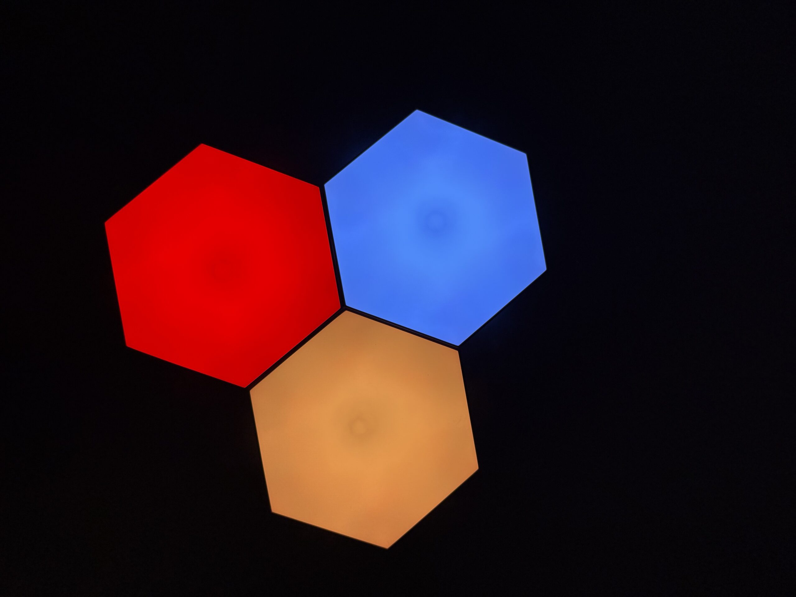 Hexagon-LED-vaeglampe-paa-gulv