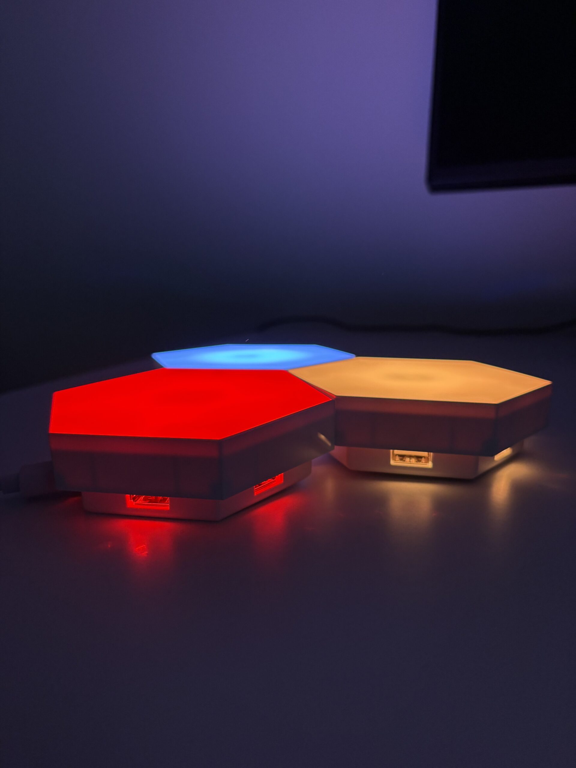 Hexagon-LED-vaeglampe-paa-gulv