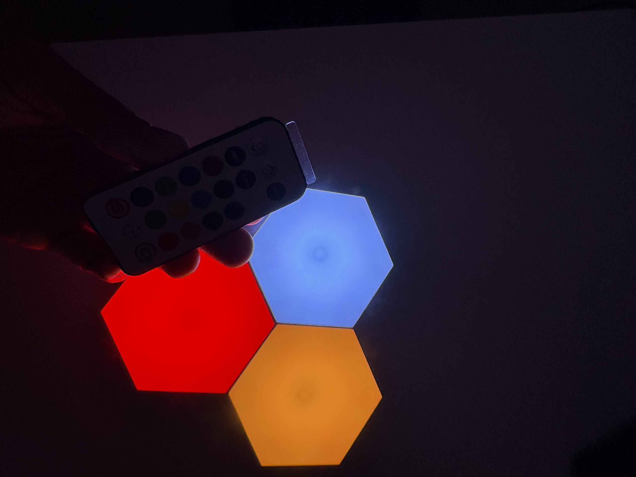 Hexagon-LED-vaeglampe-paa-gulv