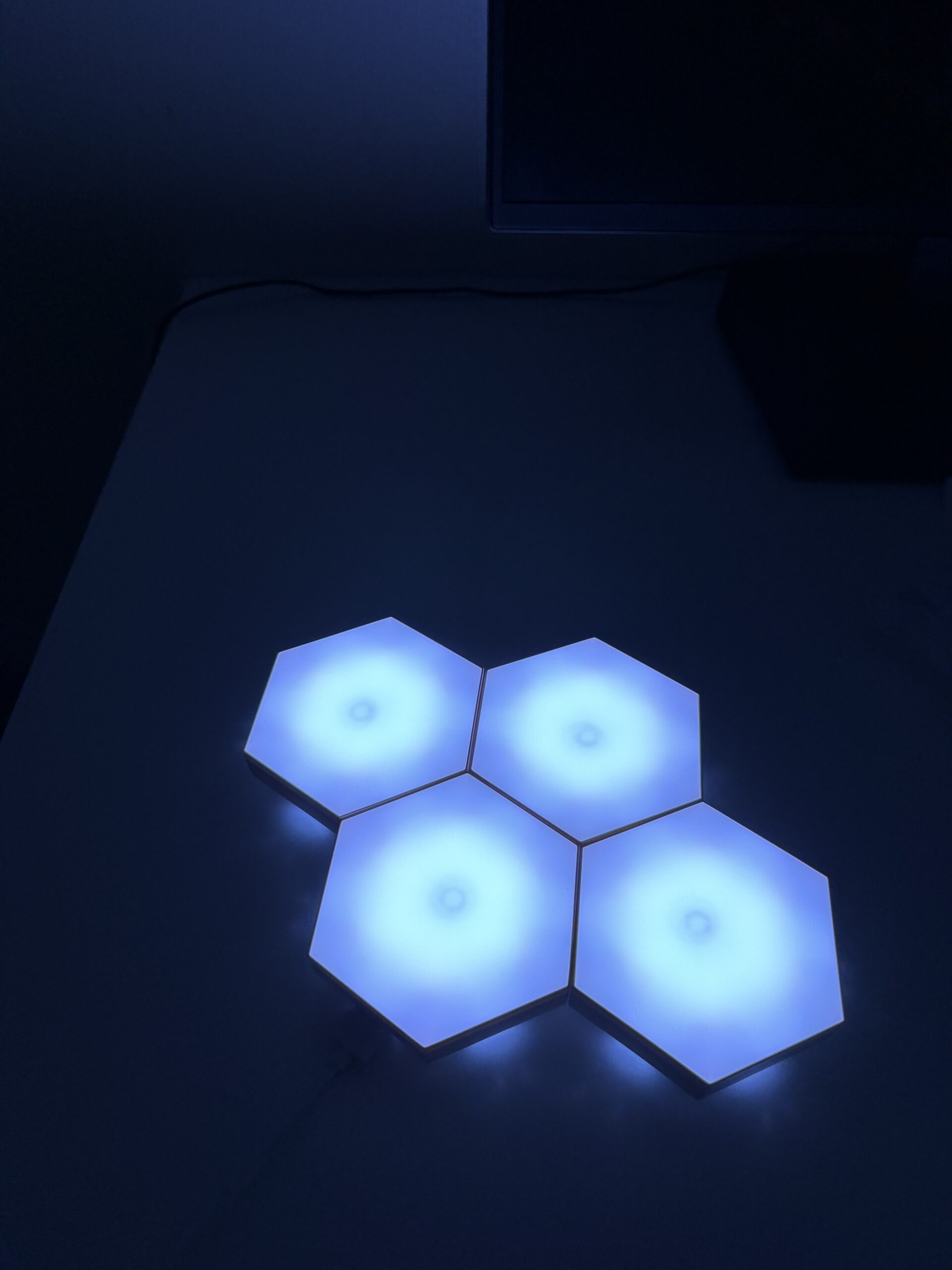 Hexagon-LED-vaeglampe-paa-gulv