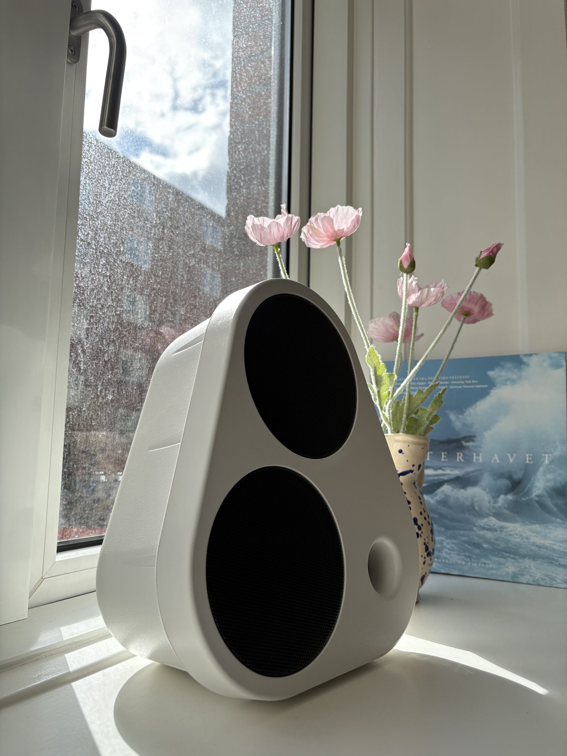 enkl-sound-es2-hoejttaler-hvid-fra-siden-01